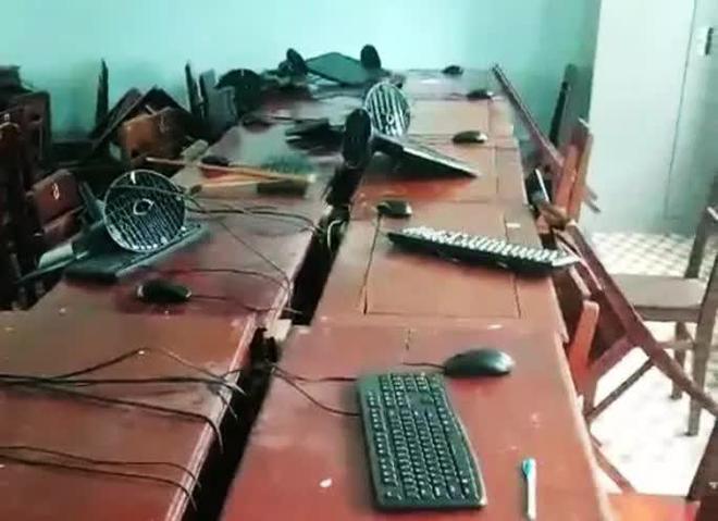 Nh&oacute;m học sinh đột nhập v&agrave;o trường ph&aacute; t&agrave;i sản, g&acirc;y thiệt hại h&agrave;ng trăm triệu đồng - Ảnh 2.