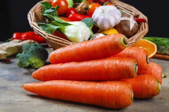 Mua cà rốt nên chọn củ sẫm màu hay nhạt màu? Người trồng nhắc nhở 5 mẹo nên nhớ - Ảnh 2.