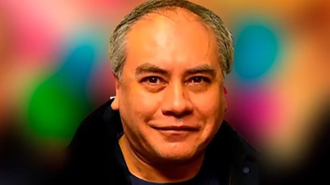 Chụp l&eacute;n hai mỹ nh&acirc;n Margot Robbie v&agrave; Cara Delevingne, tay săn ảnh bị đ&aacute;nh g&atilde;y tay - Ảnh 4.