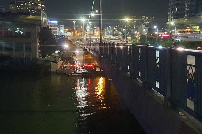 Nam thanh ni&ecirc;n rơi từ cầu Thủ Thi&ecirc;m 1 xuống s&ocirc;ng S&agrave;i G&ograve;n - Ảnh 1.