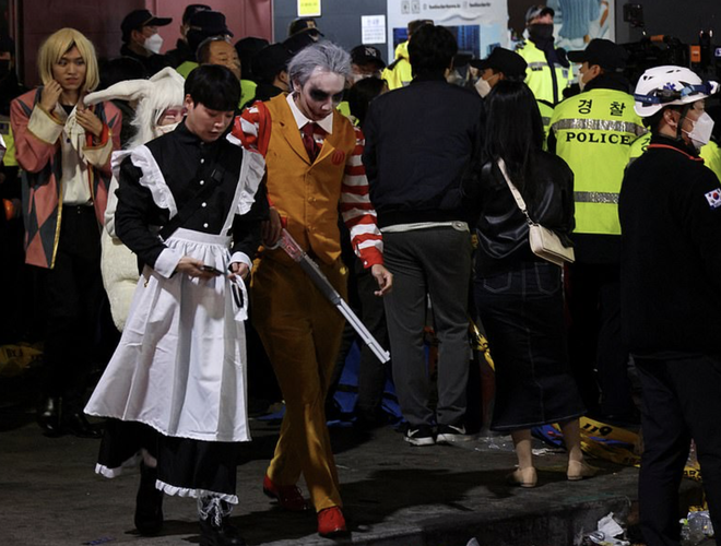 H&igrave;nh ảnh đ&aacute;m đ&ocirc;ng 100.000 người kẹt cứng trong phố hẹp Seoul đ&ecirc;m thảm kịch Halloween - Ảnh 8.