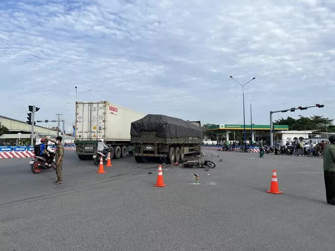 Dừng đ&egrave;n đỏ, 4 người trong 1 gia đ&igrave;nh bị xe tải t&ocirc;ng tử vong - Ảnh 1.