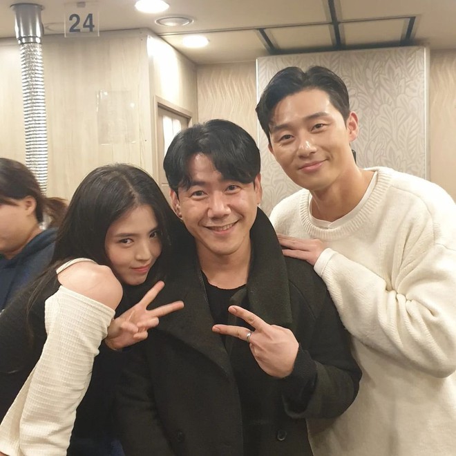 Han So Hee - Park Seo Joon gây ấn tượng tại tiệc đóng máy - Ảnh 2.