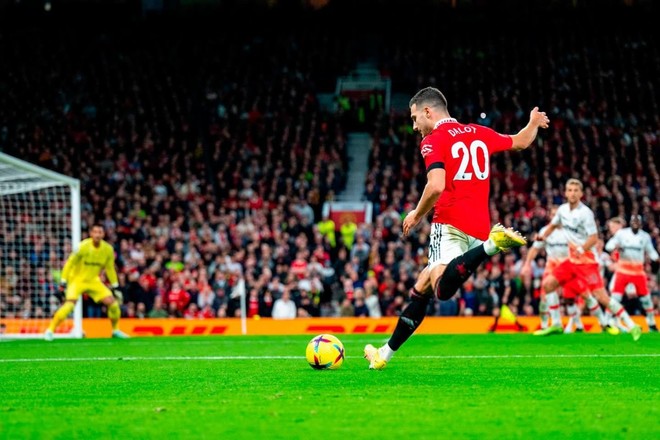 Diogo Dalot, từ học sinh giỏi đến hậu vệ cừ và hành trình vượt khó để trở thành người hùng MU - Ảnh 7.