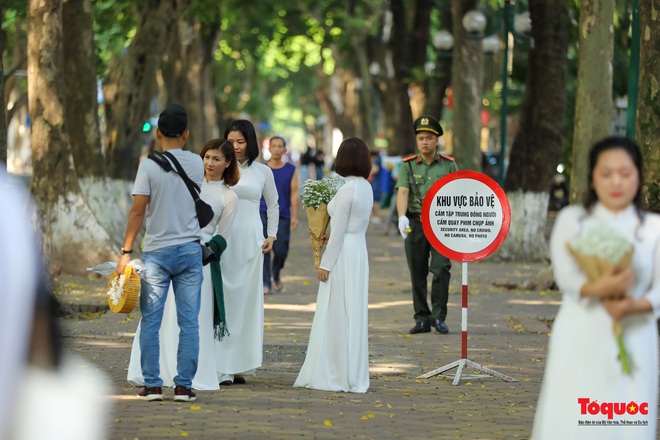 Hàng trăm người đổ về phố Phan Đình Phùng săn nắng mùa thu Hà Nội - Ảnh 4.