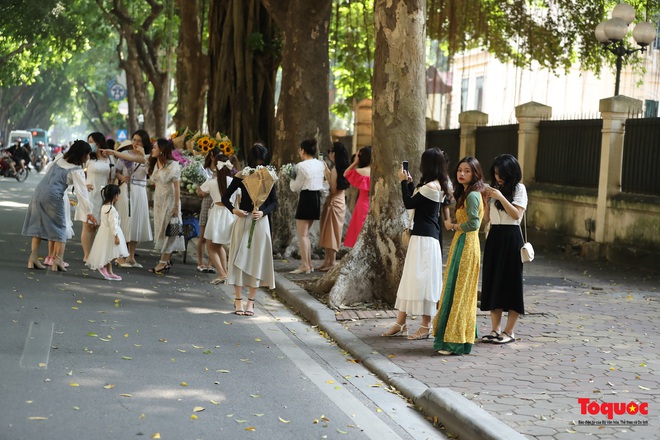 Hàng trăm người đổ về phố Phan Đình Phùng săn nắng mùa thu Hà Nội - Ảnh 2.