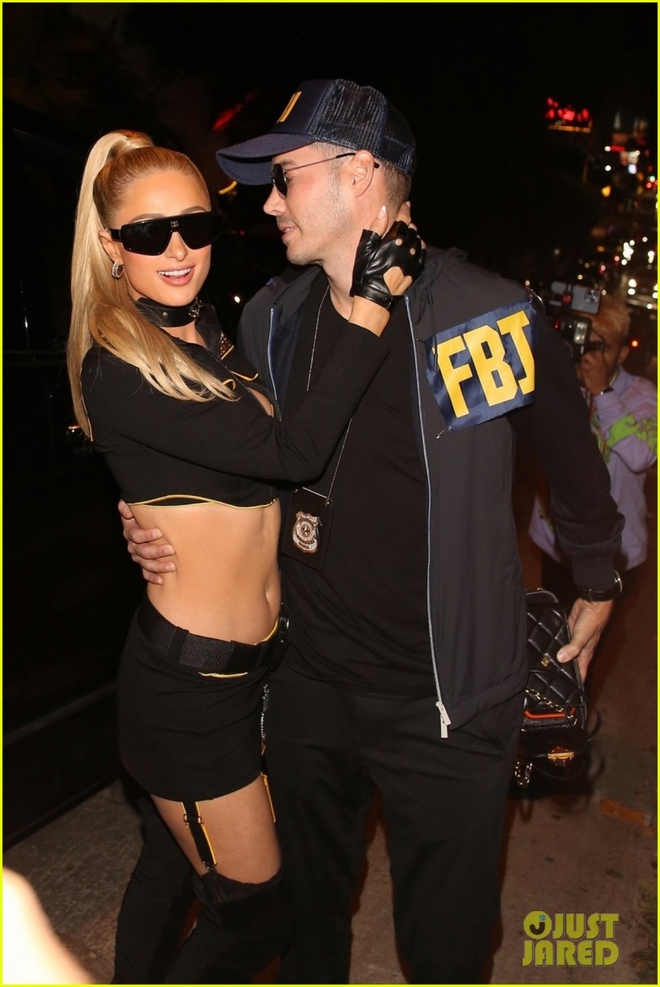 Vợ chồng Paris Hilton hôn nhau ngọt ngào trong đêm tiệc Halloween - Ảnh 5.