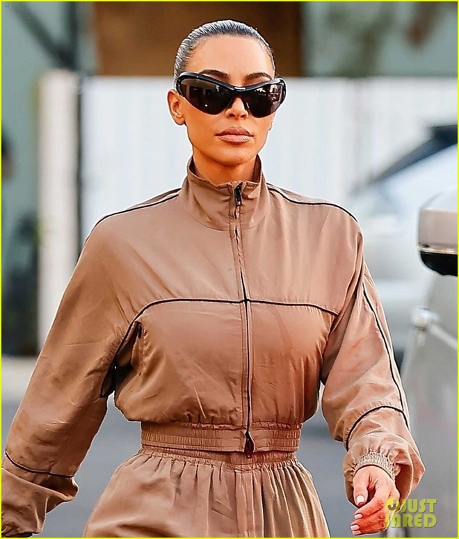 Kim Kardashian mặc đồ kín đáo ra sân ủng hộ con gái thi đấu bóng rổ - Ảnh 3.