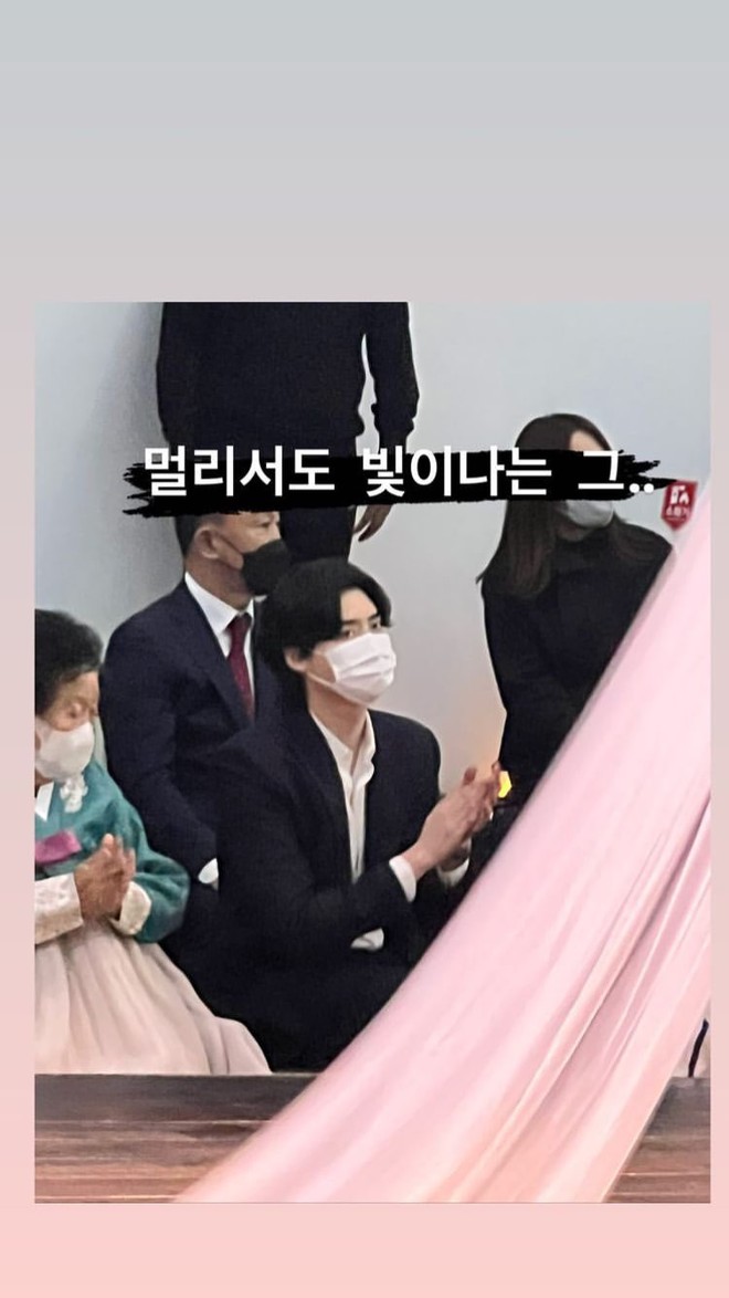 IU bất ngờ đến hát mừng đám cưới em trai Lee Jong Suk, cả hai có quan hệ gì đây? - Ảnh 4.