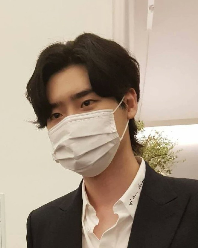 IU bất ngờ đến hát mừng đám cưới em trai Lee Jong Suk, cả hai có quan hệ gì đây? - Ảnh 3.