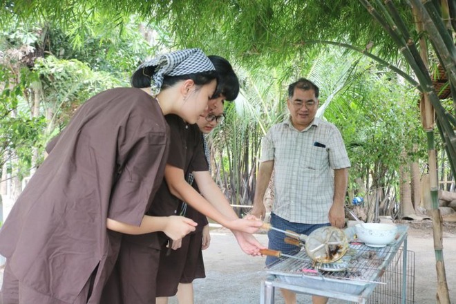 Về Vĩnh Long, Bến Tre để một lần trải nghiệm đi cầu khỉ, mặc áo bà ba xuống ao tát cá đúng chất miệt vườn - Ảnh 7.