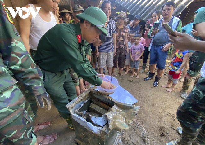 Mừng rơi nước mắt nhận lại két sắt chứa tiền, sổ đỏ bị lũ cuốn trôi ở Kỳ Sơn - Ảnh 3.