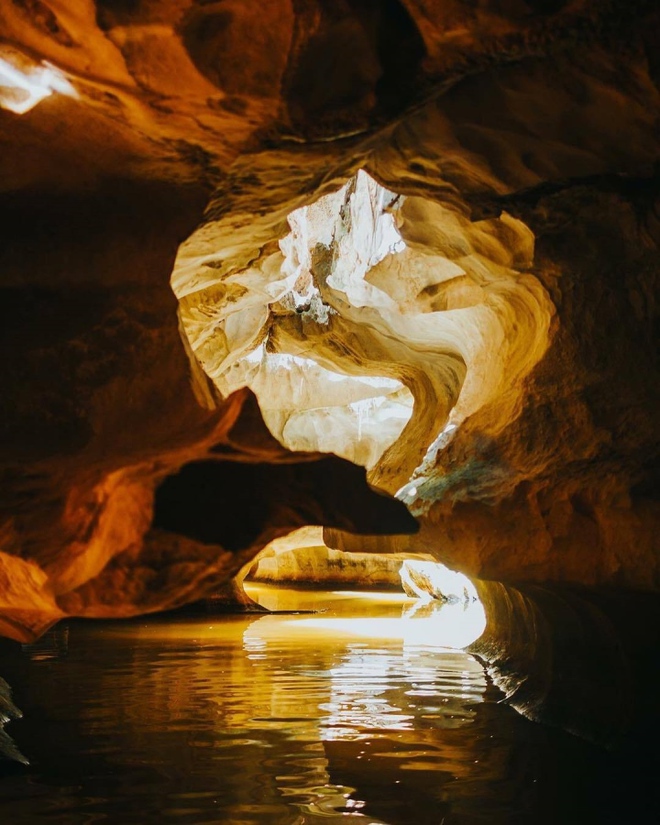 Hang động kỳ bí như cổng dẫn đến thế giới khác ít người biết đến ở Kiên Giang - Ảnh 2.