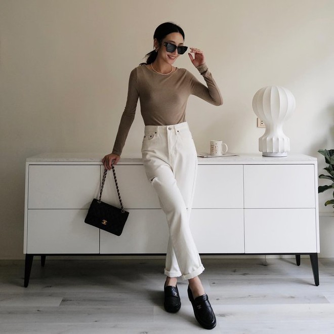 11 c&aacute;ch mặc &aacute;o thun mỏng s&agrave;nh điệu từ đi l&agrave;m đến đi chơi - Ảnh 1.