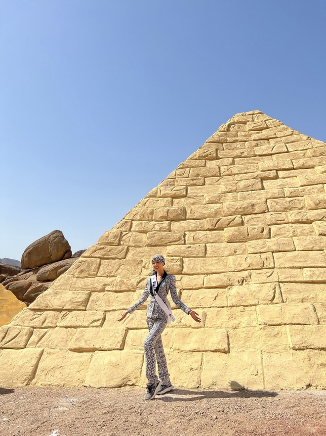 Á hậu Bảo Ngọc đội khăn rằn đến thăm Kim tự tháp Ai Cập - Ảnh 2.