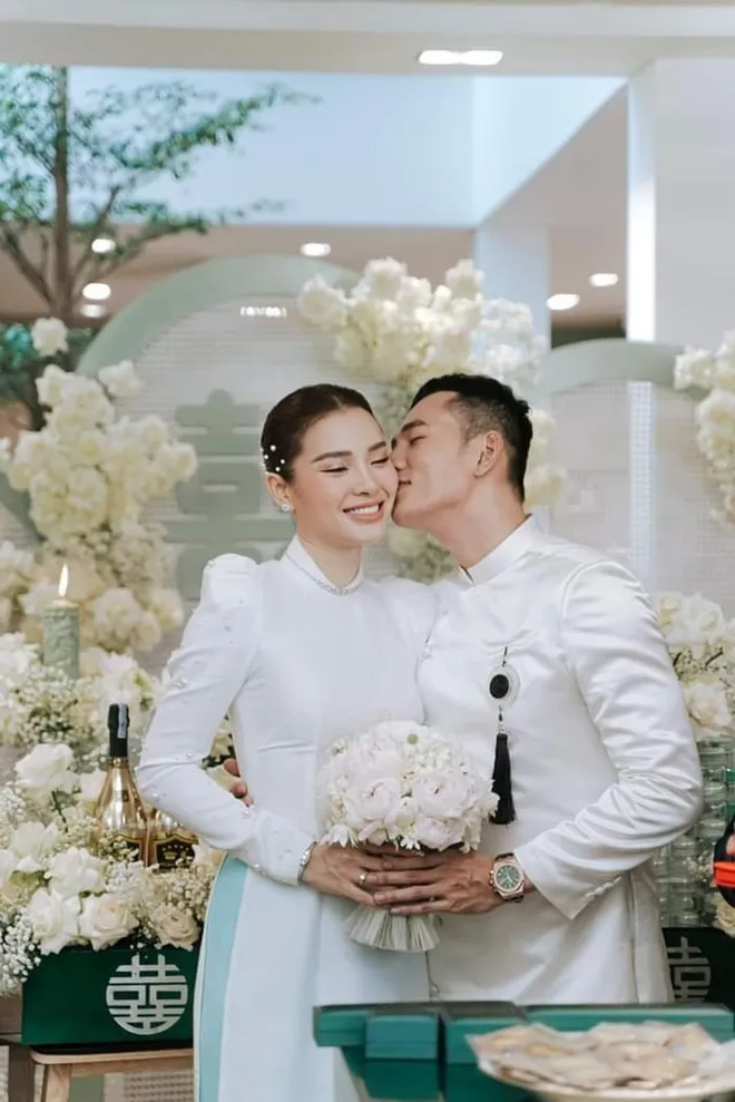 Xu hướng &aacute;o d&agrave;i ăn hỏi của sao Việt: C&agrave;ng đơn giản c&agrave;ng đẹp thanh tao - Ảnh 9.