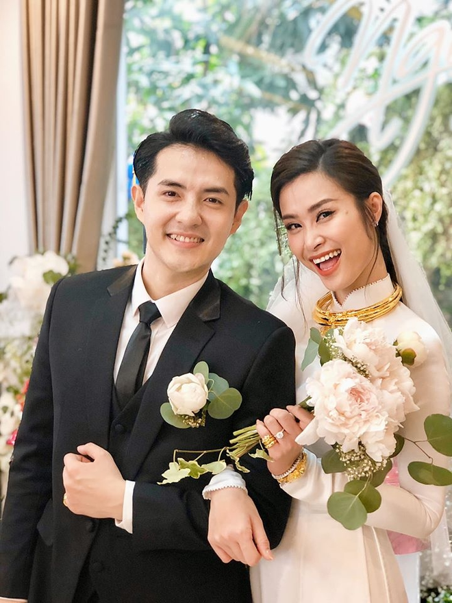 Xu hướng &aacute;o d&agrave;i ăn hỏi của sao Việt: C&agrave;ng đơn giản c&agrave;ng đẹp thanh tao - Ảnh 11.