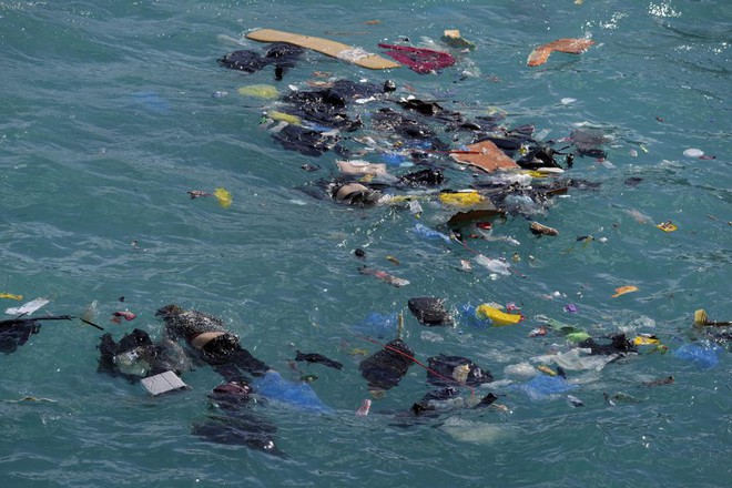 Khoảnh khắc nghẹt thở giải cứu 80 người di cư bị đắm tàu ở bờ biển Hy Lạp - Ảnh 5.