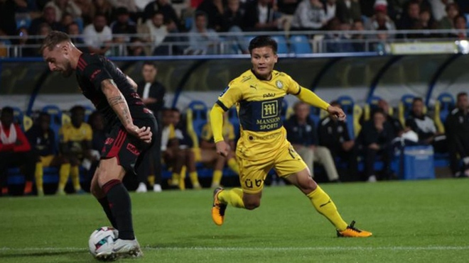Quang Hải ghi bàn đầu tiên cho Pau FC, giúp đội bóng thoát thua trên sân nhà