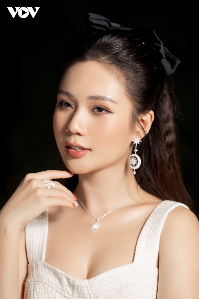 Ngọc Anh Phố Trong L&agrave;ng ho&aacute; tiểu thư ki&ecirc;u kỳ, sang chảnh - Ảnh 4.