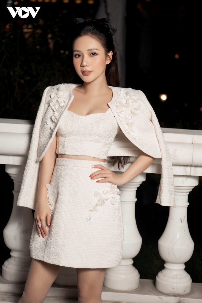 Ngọc Anh Phố Trong L&agrave;ng ho&aacute; tiểu thư ki&ecirc;u kỳ, sang chảnh - Ảnh 2.