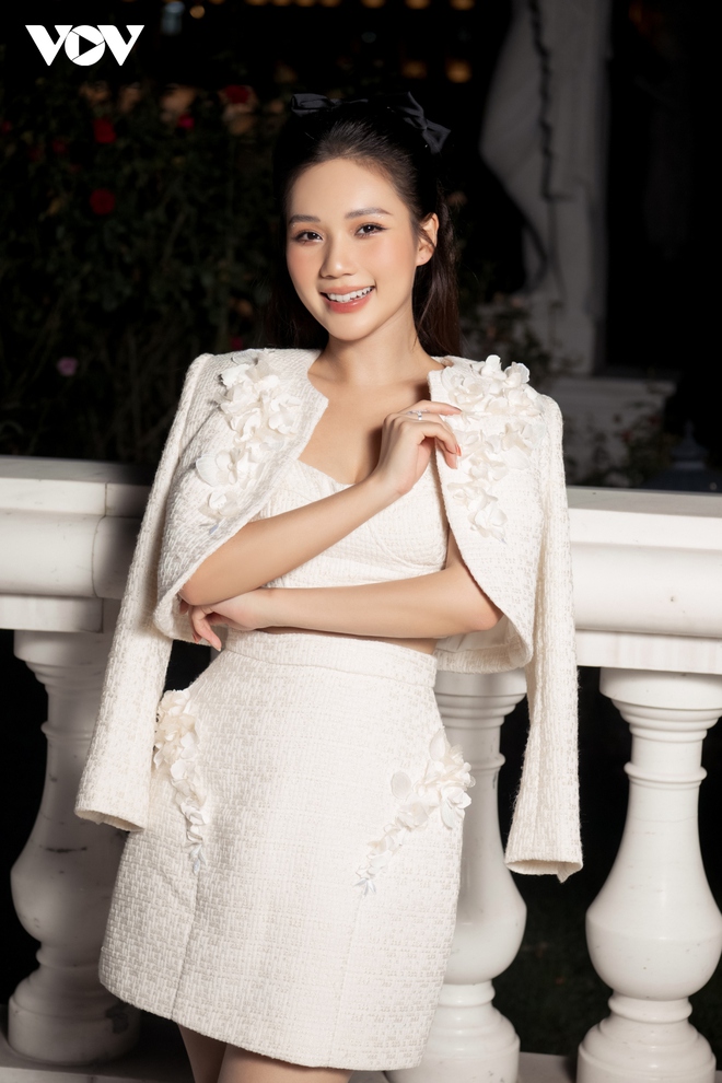 Ngọc Anh Phố Trong L&agrave;ng ho&aacute; tiểu thư ki&ecirc;u kỳ, sang chảnh - Ảnh 1.