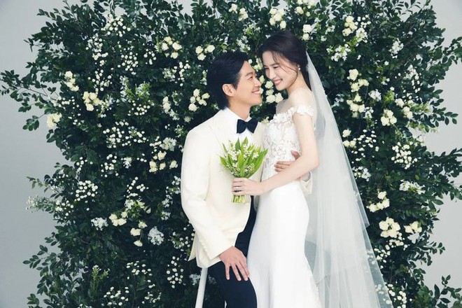 Đám cưới Nam Goong Min: Cô dâu đẹp đỉnh cao, vợ chồng Park Shin Hye và Han So Hee đổ bộ - Ảnh 3.