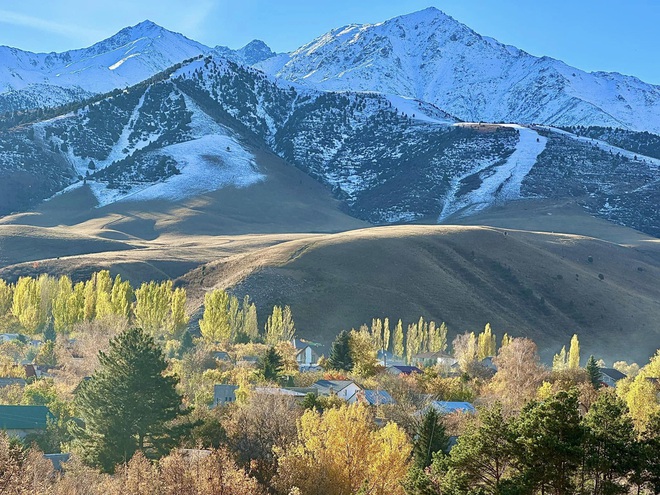 Theo chân du khách Việt ngắm thu vàng trên con đường tơ lụa từ Kazakhstan đến Kyrgyzstan - Ảnh 27.