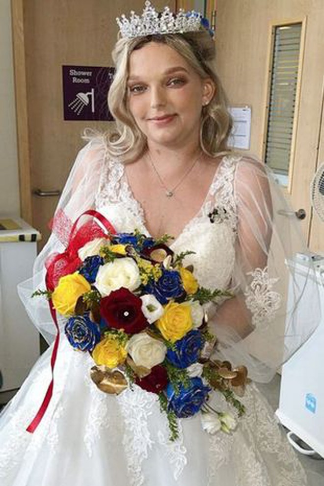 Đám cưới ngay trong phòng bệnh của người phụ nữ mắc bệnh ung thư hiếm gặp - Ảnh 4.