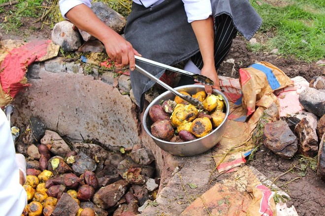 Món ăn nóng hổi từ dưới lòng đất của nước Peru khiến thực khách ấn tượng khó phai - Ảnh 4.