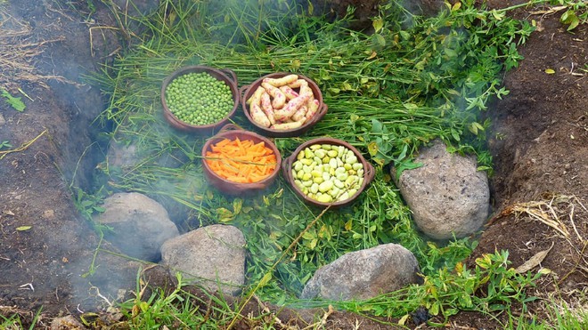Món ăn nóng hổi từ dưới lòng đất của nước Peru khiến thực khách ấn tượng khó phai - Ảnh 2.