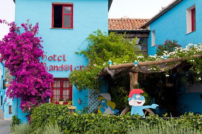 Ngôi làng Xì trum toàn màu xanh ở Tây Ban Nha - Ảnh 4.