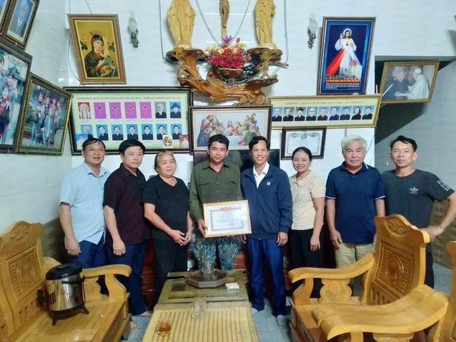 Dũng cảm lao xuống s&ocirc;ng cứu người phụ nữ nhảy cầu - Ảnh 2.