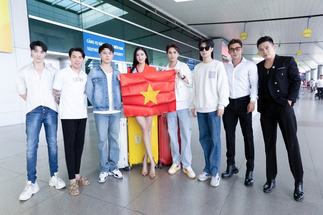 Á hậu Nguyễn Nga mang hơn 150kg hành lý dự thi Hoa hậu du lịch quốc tế 2022 - Ảnh 2.