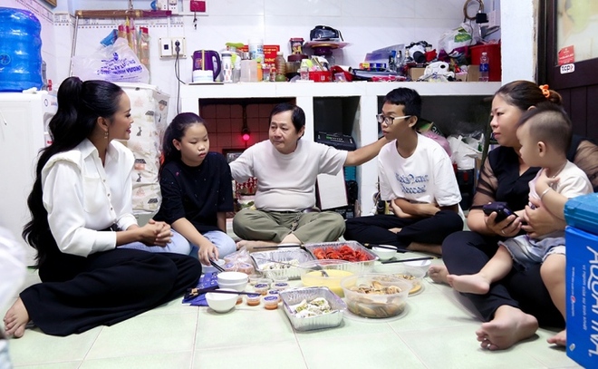 Hoa hậu Ngọc Châu thực hiện nguyện vọng một bữa no cho 2 anh em nghèo - Ảnh 2.