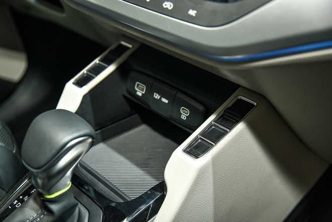 Chi tiết Kia Carens bản chiến lược gi&aacute; 699 triệu đồng: Co k&eacute;o trang bị để c&oacute; gi&aacute; cạnh tranh Veloz, Xpander - Ảnh 15.