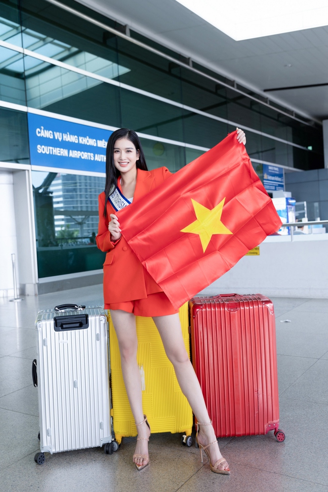 Á hậu Nguyễn Nga mang hơn 150kg hành lý dự thi Hoa hậu du lịch quốc tế 2022 - Ảnh 1.