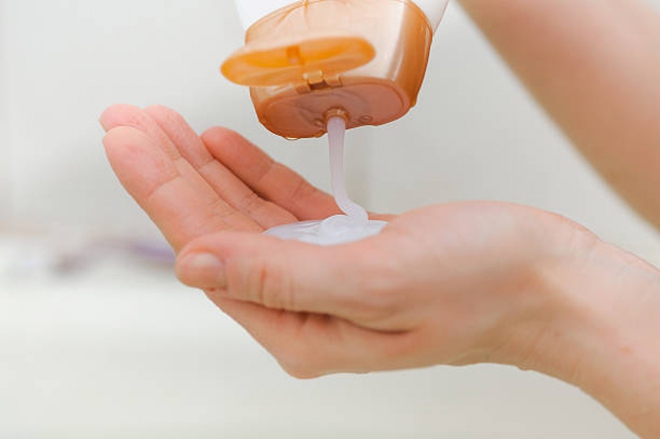 Những th&oacute;i quen g&acirc;y hư tổn t&oacute;c, bạn đ&atilde; biết chưa? - Ảnh 4.