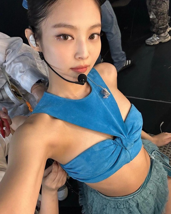 Jennie (BLACKPINK) mặc váy quá ngắn - Ảnh 14.