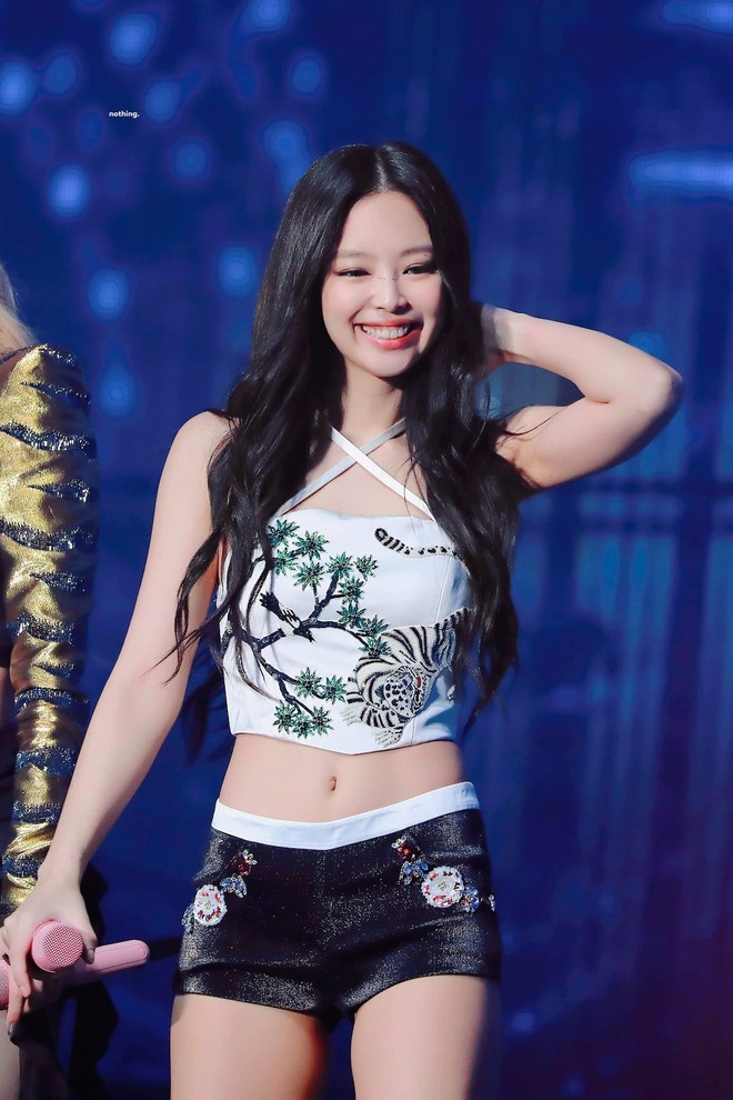 Jennie Blackpink di chuyển khó khăn vì mặc váy bó, đi giày cao gót khủng