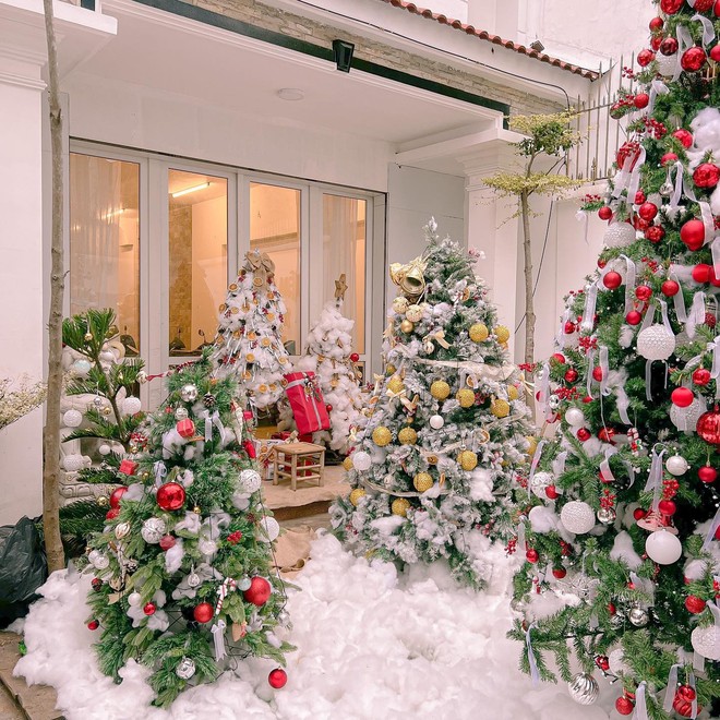 Không gian quán cà phê đón Giáng sinh luôn đầy ấm cúng và lãng mạn. Bạn muốn tận hưởng khoảnh khắc đó? Hãy đến ngay quán cà phê đón Giáng sinh để thưởng thức tách cà phê thơm ngon và cùng đón Giáng sinh.