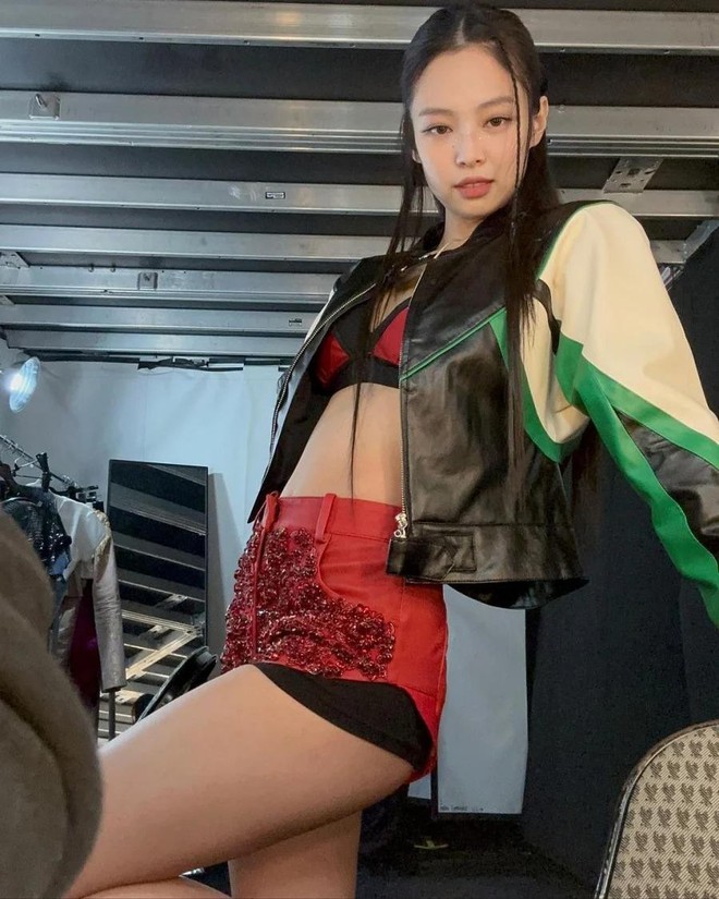 Jennie (BLACKPINK) mặc v&aacute;y qu&aacute; ngắn - Ảnh 10.