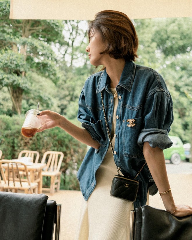 10 c&aacute;ch mặc &aacute;o kho&aacute;c denim cho chị em ngo&agrave;i 30 tuổi - Ảnh 5.