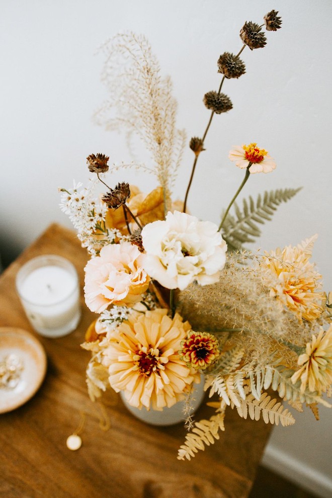 10 cách trang trí bàn ăn với hoa khiến mùa thu bừng sáng trong nhà của bạn - Ảnh 2.