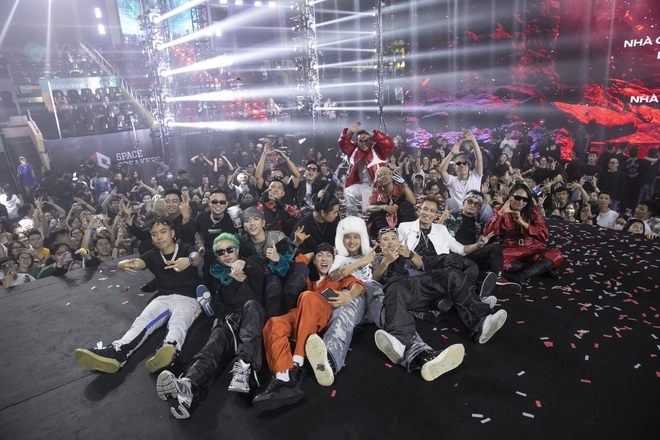 KOSMIK Live Concert: Binz tỏ tình cùng Châu Bùi, 11 nghệ sĩ SpaceSpeakers khép lại đêm diễn vô cùng hoành tráng - Ảnh 2.