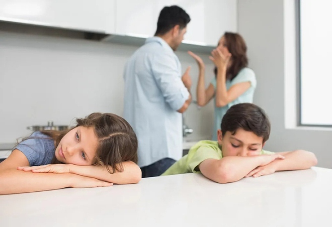 4 hậu quả tai hại khi con thường xuyên chứng kiến cha mẹ cãi vã - Ảnh 1.