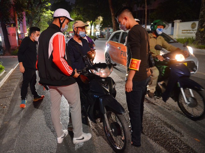 Ảnh, clip: Cảnh sát 141 hoá trang xử lý các thanh niên Hà Nội nẹt pô, hú còi càn quấy trên phố - Ảnh 3.