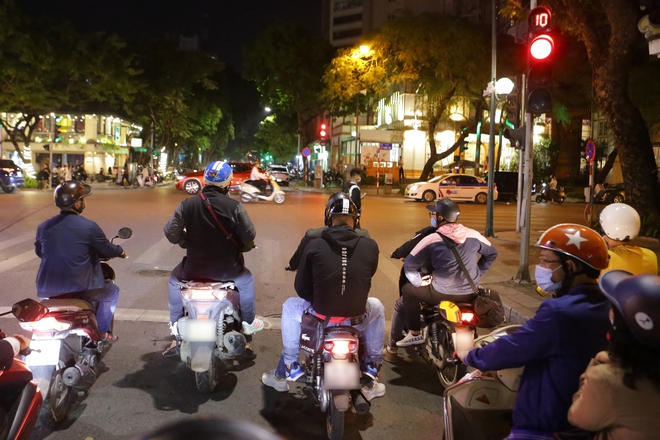 Ảnh, clip: Cảnh sát 141 hoá trang xử lý các thanh niên Hà Nội nẹt pô, hú còi càn quấy trên phố - Ảnh 1.
