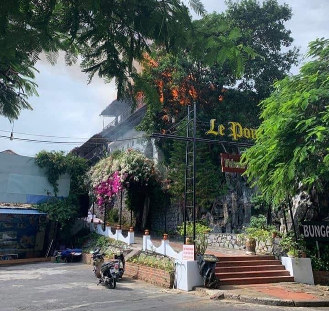 Hỏa hoạn thiêu rụi một homestay tại đảo Cát Bà - Hải Phòng - Ảnh 1.