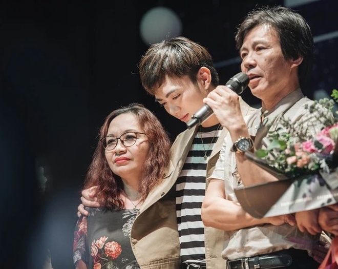 Mẹ Soobin Hoàng Sơn rơm rớm nước mắt khi khán giả hô vang tên con trai ở KOSMIK Live Concert - Ảnh 5.